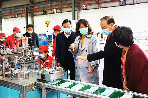 青浦区委副书记杨小菁等向导一行考察28圈全自动口罩生产流水线装备