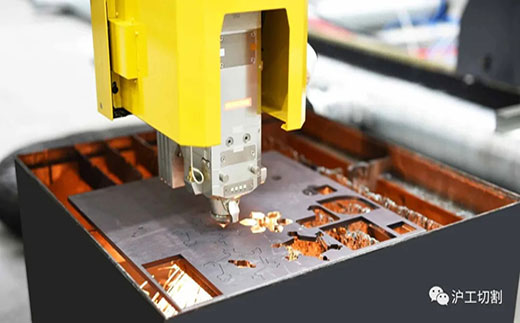 28圈10米大幅面龙门光纤激光切割机细腻圆孔高品质切割