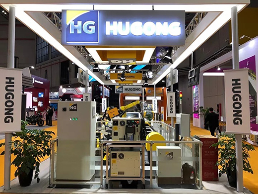 进博会首日28圈意大利CEA展位展品机械人焊接系统